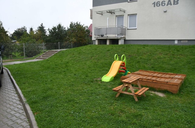Na osiedlu Uroczysku rodzice sami wybudowali malutki  plac zabaw, żeby ich dzieci nie nudziły się przed blokiem.