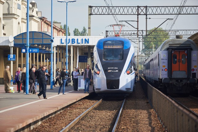 Pociąg Dart to dzieło bydgoskiej firmy Pesa. Pierwszy pokaz nowoczesnej maszyny w Lublinie odbył się w październiku ubiegłego roku. Od końca grudnia kursuje na trasie Lublin - Warszawa