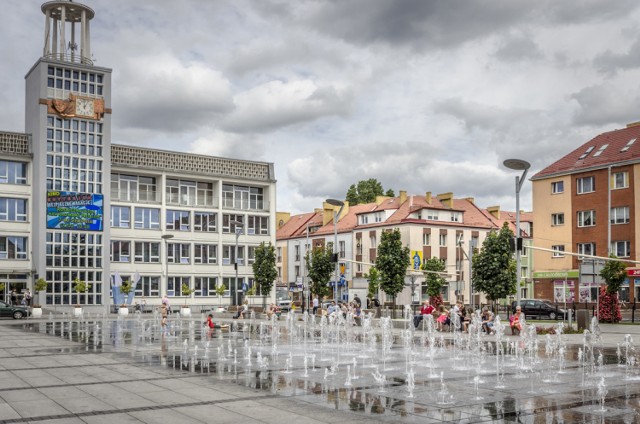 Fontanna przed Ratuszem na Rynku Staromiejskim w Koszalinie latem