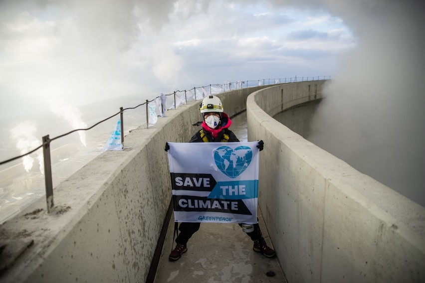 Ekolodzy zeszli z chłodni kominowej. Fundacja Greenpeace zapowiada pozew przeciwko PGE [ZDJĘCIA]