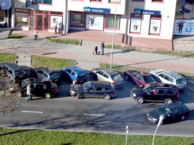 Parking przed szkołą języków obcych przy ul. 3 Maja jest zatłoczony do granic możliwości.