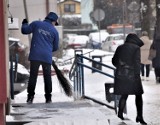 Policja przypomina właścicielom o obowiązku odśnieżania dachów, chodników, samochodów. Co mówią przepisy?