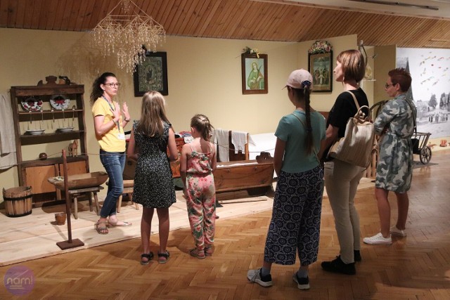 Uczestnicy "Wakacyjnych warsztatów rodzinnych" zorganizowanych przez Muzeum Etnograficznym we Włocławku, dowiedzieli się jak wyglądało dzieciństwo w XIX i XX wieku. 13 lipca 2023 roku.