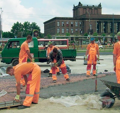 Estetyczne chodniki powstają w centrum, w rejonie przystanków