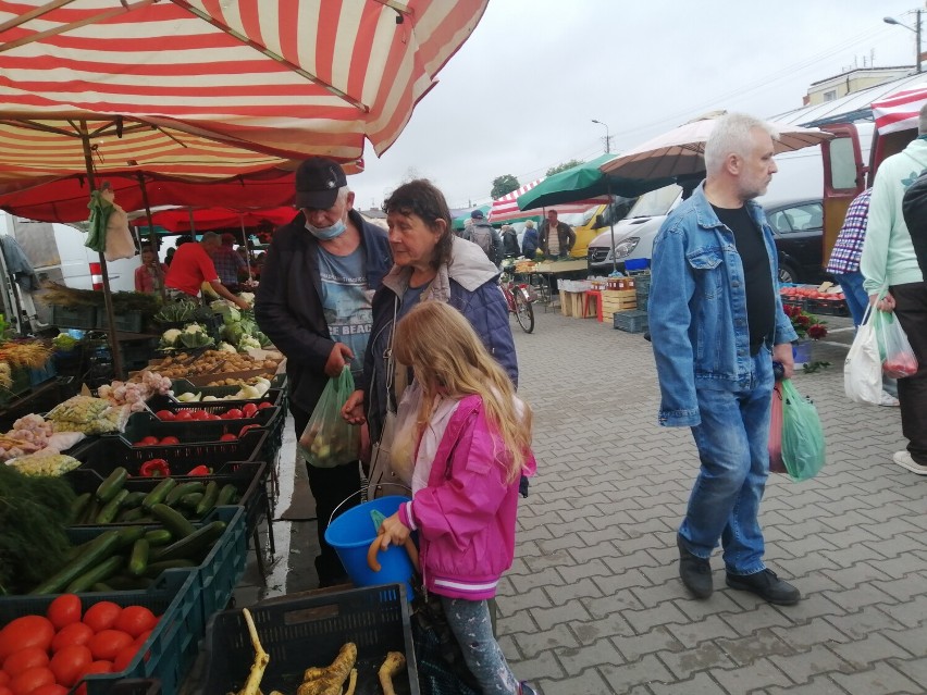 Deszczowa sobota na targowisku w Skierniewicach. Chętnych do zakupów nie brakowało