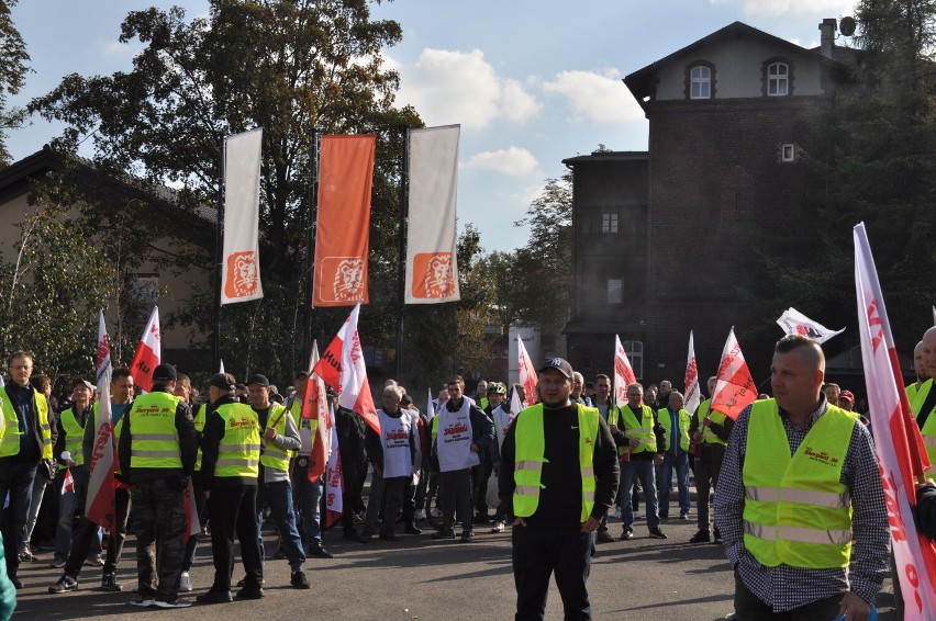 Protest w Rudzie Śląskiej pod Hutą Pokój. "Solidarność" i "Sierpień 80" o złej sytuacji finansowej Huty - kto jest temu winny?