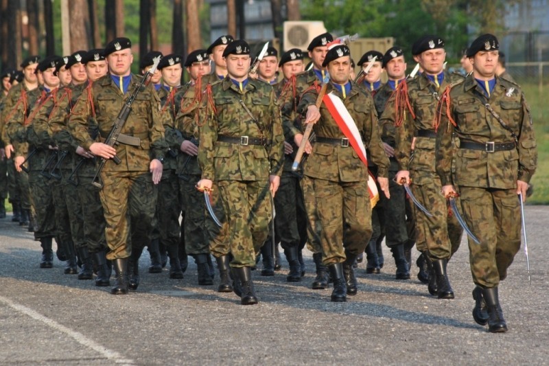 Barwy narodowe na apelu patriotycznym w Żaganiu