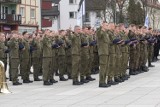 Jastrzębie: przyszli mundurowi już po ślubowaniu. To uczniowie klas policyjnych i wojskowych jastrzębskiego III LO. Ślubowało ok. 180 osób