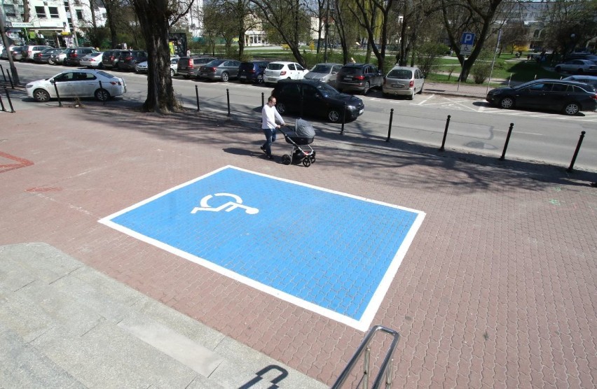 Parking dla niepełnosprawnych "na pół chodnika"