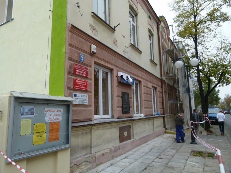 Na ścianie MDK powstanie mural. Ruszył remont elewacji siedziby przy ul. Mościckiego