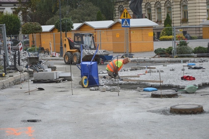 Kolejny etap remontu kostki brukowej w Rynku. Jest zmiana w ruchu