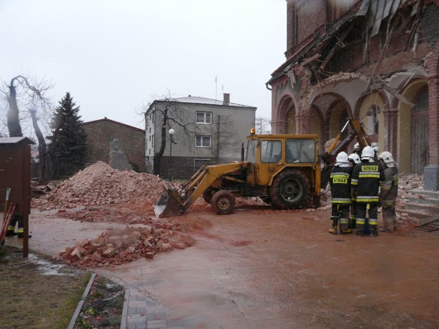 Wejście do kościoła jest odgruzowywane