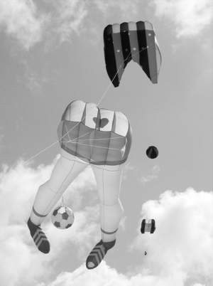 Dolna część ciała piłkarza plus piłka. Takie latające &amp;#8222;cuda&amp;#8221; można zobaczyć tylko na darłowskim festiwalu latawców.