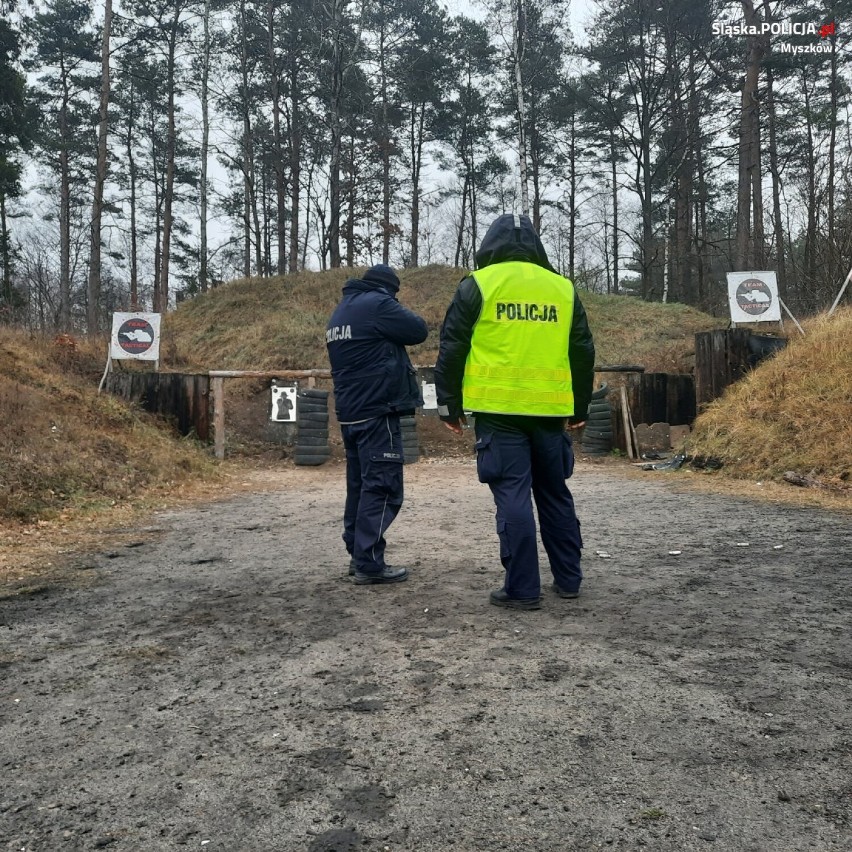 Myszkowscy policjanci ćwiczyli strzelanie. Doskonalili technikę  ZDJĘCIA