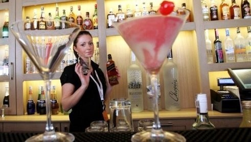 Nazwa stanowiska	Kelner /ka / Barman/ka

Liczba wolnych miejsc pracy:	3
Rodzaj umowy:	Umowa o pracę na czas nieokreślony
Wymiar czasu pracy:	Pełny etat
Data rozpoczęcia pracy:	2013-11-07
System i rozkład czasu pracy:	ruch ciągły
Miejsce wykonywania pracy:	43-100 Tychy
System wynagradzania :	Czasowy ze stawką miesięczną
Proponowane wynagrodzenie brutto :	1600.00

OCZEKIWANIA PRACODAWCY WOBEC KANDYDATÓW DO PRACY
Wykształcenie:	średnie ogólnokształcące
Doświadczenie Zawodowe/
Umiejętności/ Uprawnienia/
Znajomość języków obcych :	Wykształcenie min. średnie, doświadczenie zawodowe w pracy w gastronomii ( wymóg konieczny); umiejętności interpersonalne,. Mile widziane kursy barmańskie.
Wymagane dokumenty:	Życiorys zawodowy ( CV).

OGÓLNY ZAKRES OBOWIĄZKÓW
Obsługa gości restauracji, obsługa imprez okolicznościowych itp

Kontakt
Nazwa pracodawcy:	Restauracja Pod Prosiakiem Club Coloseum Jolanta Jakubowska
Kontakt z pracodawcą:	Paulina Zemła, e-mail: restauracja@podprosiakiem.pl
Okres aktualności oferty:	2013-12-06 r.