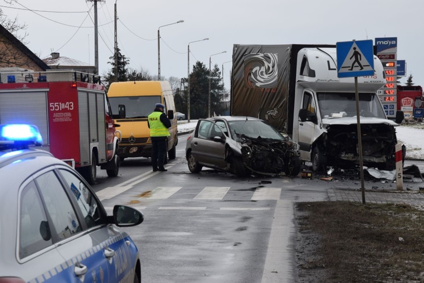 Groźny na dawnej ósemce wypadek w Dąbrowie. 40-letni kierowca doznał poważnych obrażeń ZDJĘCIA