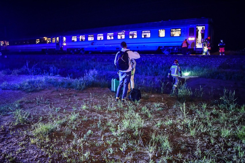 Wypadek na torach kolejowych w Lesznie. Pod kołami składu ,,Bosman'' zginął mężczyzna. Czasowo wstrzymano ruch pociągów ZDJĘCIA i FILM