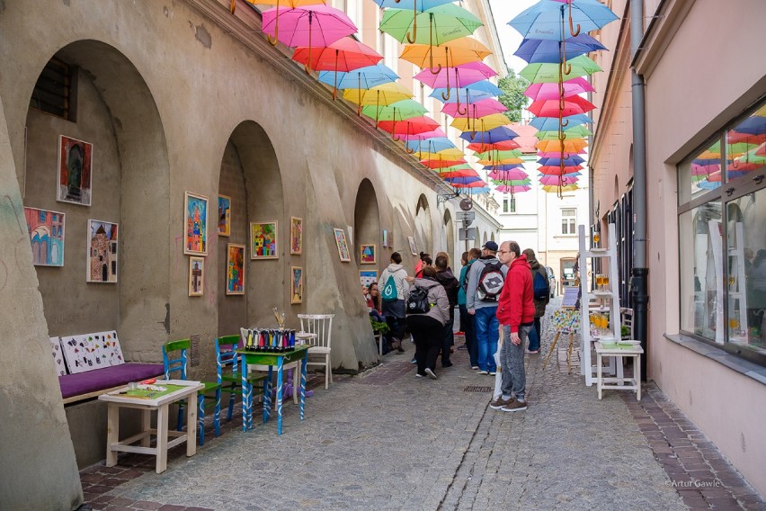 Tarnów. Pod parasolkami na ulicy Piekarskiej zorganizowano ciekawą wystawę obrazów. Kolorowo w Lawenlove [ZDJĘCIA]