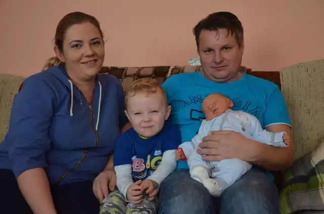Urodzony w samochodzie Nataniel jest już wraz z rodzicami w domu w Szczercowie. Z młodszego braciszka cieszy się również

   2,5-letni Seweryn. Rodzice malucha, nie kryją radości, że niespodziewany poród zakończył się szczęśliwie
