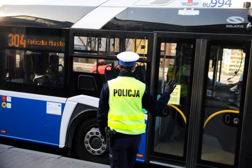 Policjanci w ramach walki z koronawirusem prowadzą dziennie...