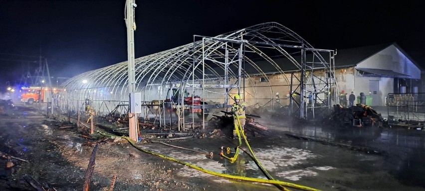 Nocny pożar w Białce w powiecie suskim. Magazyn spłonął doszczętnie