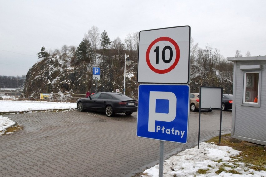 Parking przy Kadzielni w Kielcach przestał być darmowy! Dlaczego? Bo mieszkańcy bloków parkowali i nie było miejsc dla turystów