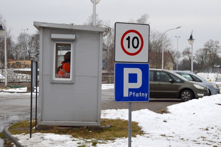 Parking przy Kadzielni w Kielcach przestał być darmowy! Dlaczego? Bo mieszkańcy bloków parkowali i nie było miejsc dla turystów