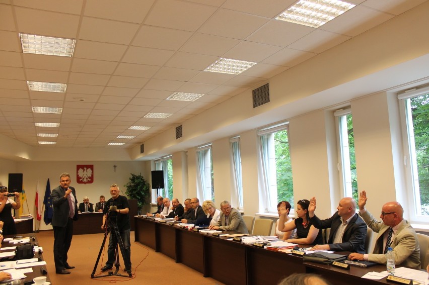 Absolutorium dla zarządu powiatu tomaszowskiego udzielone. Trzech radnych przeciw