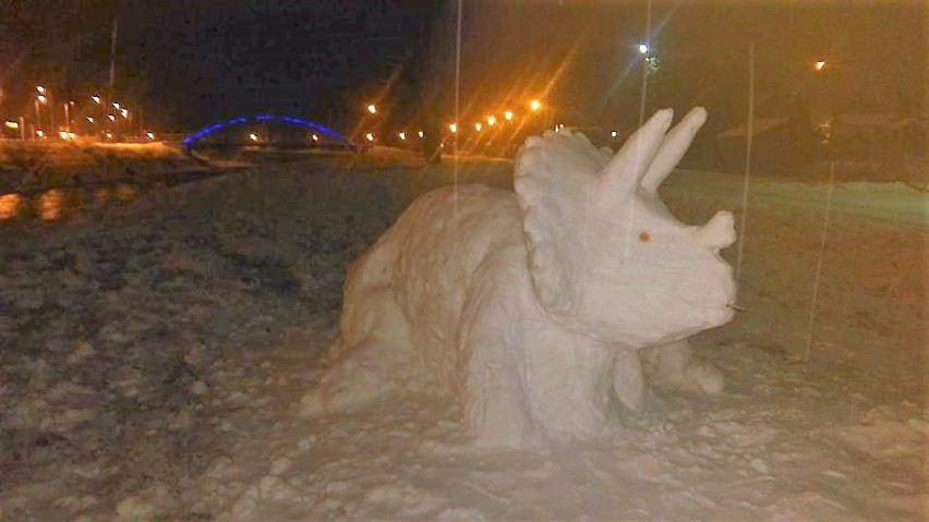 Muszyna. Śnieżny dinozaur zachwyca mieszkańców i turystów. Gmina ogłasza konkurs