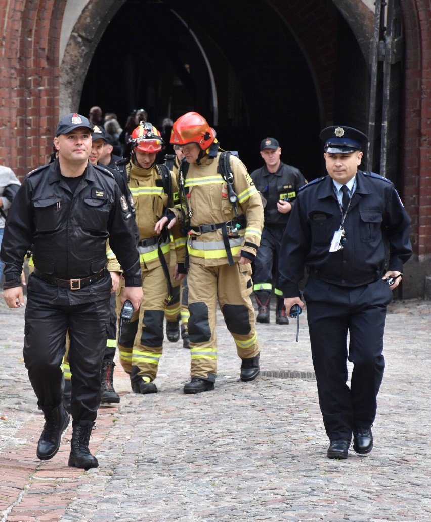 Malbork. Strażacy weszli na wieżę zamku w rocznicę zamachu w Nowym Jorku. To hołd dla koleżanek i kolegów, którzy zginęli na służbie