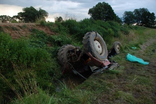 Bukowice: Ciągnik przygniótł pijanego kierowcę