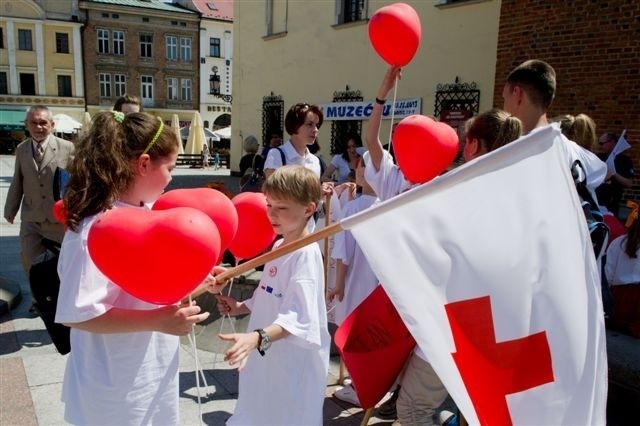 Tarnów: Dzień Czerwonego Krzyża na Rynku [ZDJĘCIA]