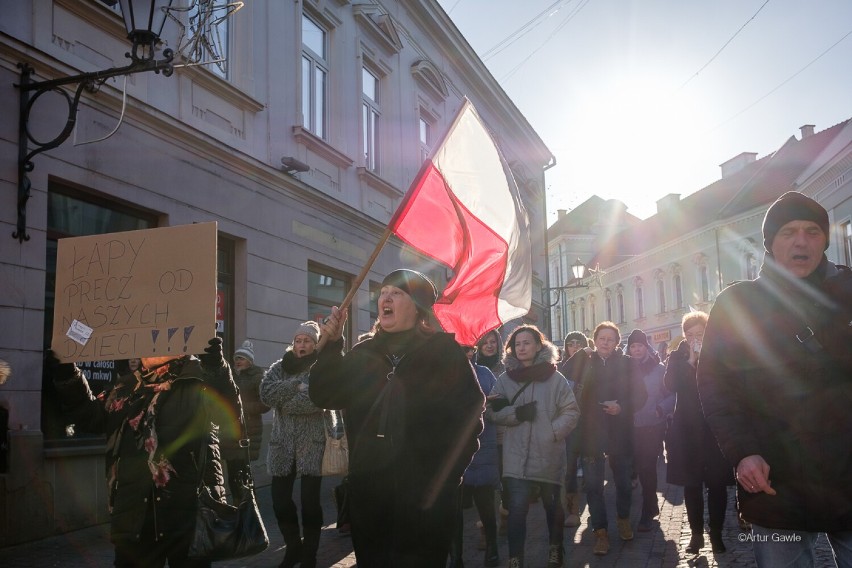 Marsz w Tarnowie przeciwko "segregacji sanitarnej",...