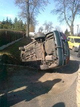 Kolizja w Kalinowicach: Mazda uderzyła w land rovera i wpadła do rowu