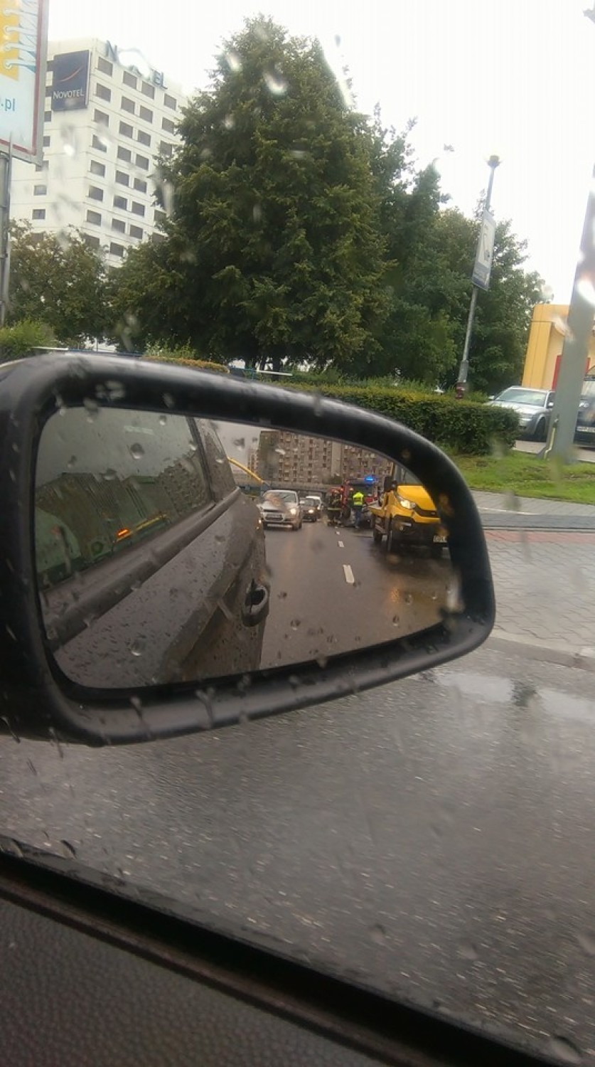 Wypadek na Roździeńskiego w Katowicach. Dachował samochód