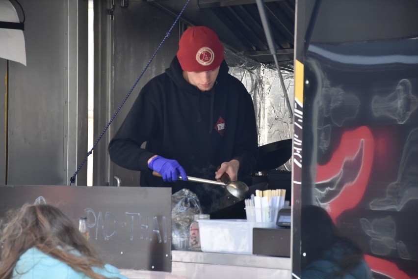 Food trucki opanowały rynek w Śremie. Zobacz zdjęcia ze Śremskiego Smacznego  Weekendu