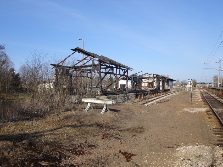 Zapomniany dworzec "Puławy Drewniane" popada w ruinę