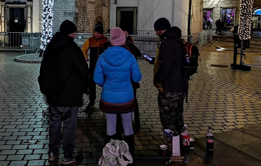Kraków. Tłumy ludzi w sylwestrową noc na Rynku [ZDJĘCIA]