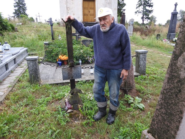 Mieszkaniec Nowego Dworu boleje nad tym, że stare nagrobki na cmentarzu parafialnym bezpowrotnie przechodzą do historii