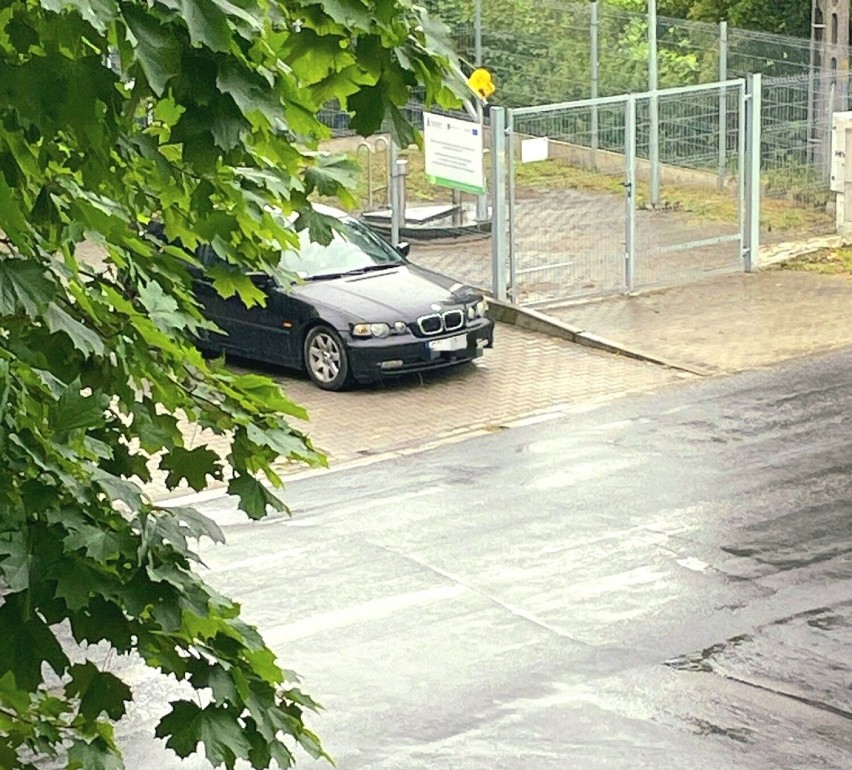 Drugi złodziej uciekł czarnym BMW, ale nagrał go monitoring....