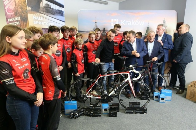 Rafał Majka uczestniczył w przekazaniu Krakusowi Swoszowice rowerów