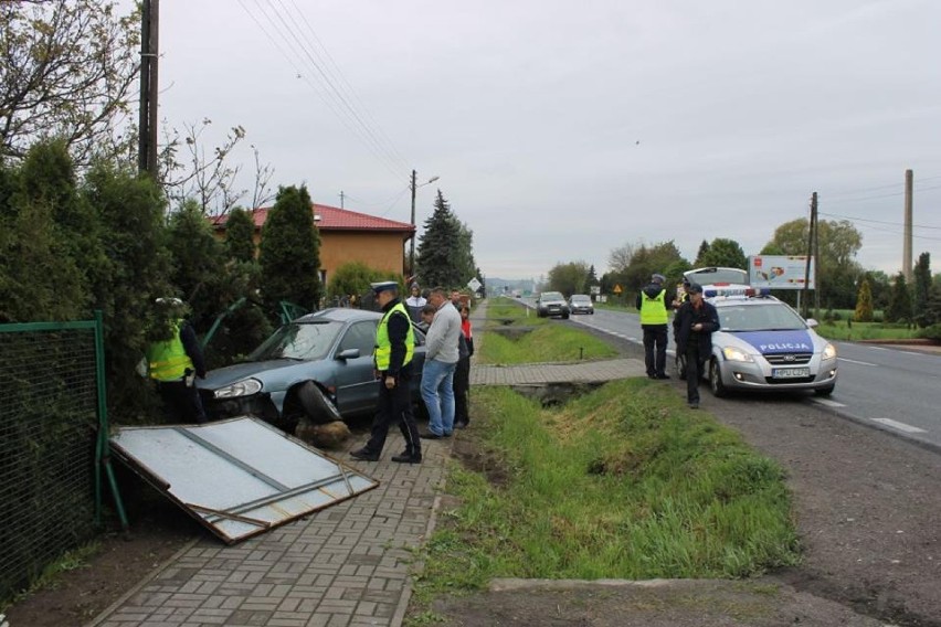 Wypadek w Opatówku. Ford uderzył w płot posesji.