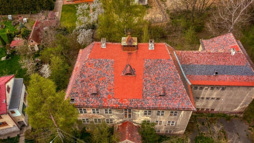Wałbrzych: Budynek zlikwidowanej szkoły na Rusinowej wystawiony na sprzedaż (ZDJĘCIA)