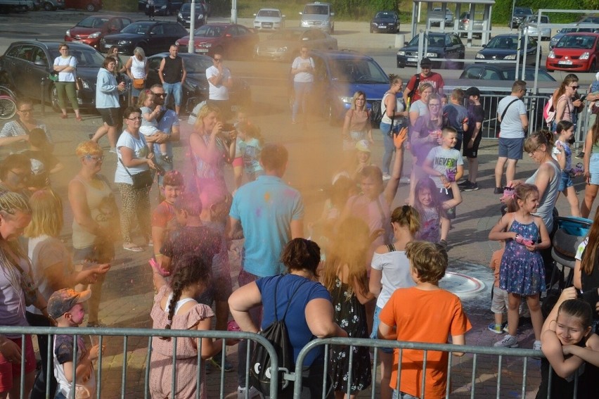 Holi Święto Kolorów w słoneczną sobotę w Stalowej Woli. To było kolorowe szaleństwo. Zobaczcie film i zdjęcia