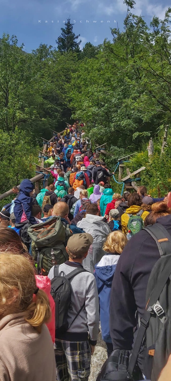 Nad Morskim Okiem tłoczno jak na Krupówkach! Na pewno chcesz na urlop jechać w Tatry? Zobacz te ZDJECIA