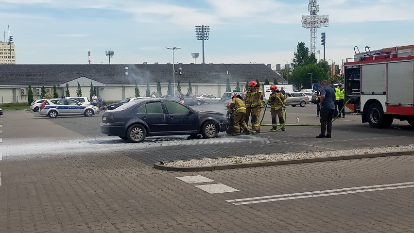 Pożar samochodu przed galerią Newbridge we Włocławku