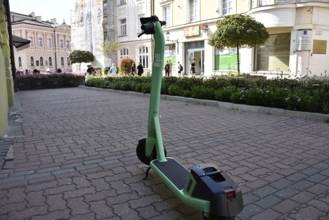 Zielone hulajnogi są popularnym środkiem transportu dla wielu osób w Tarnowie. Nie wszyscy jednak stosują się do zasad związanych z parkowaniem jednośladów po zakończonej jeździe