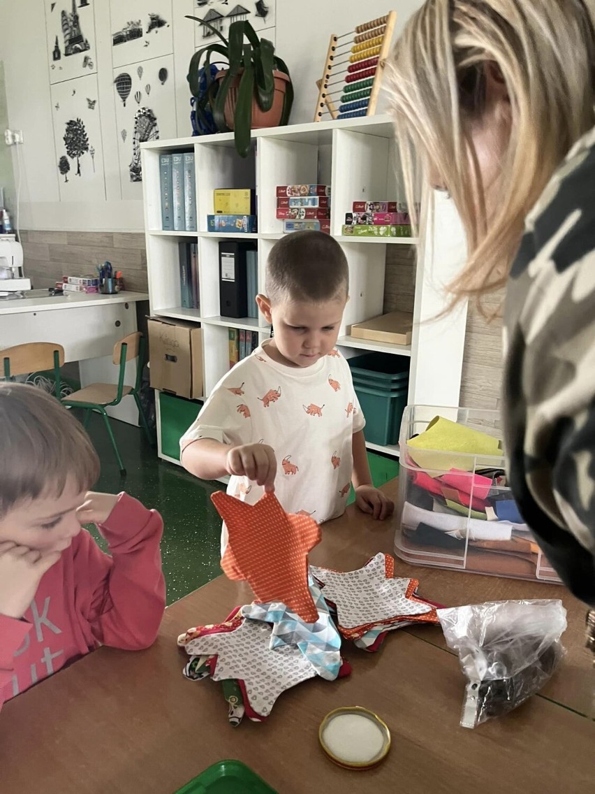 Warsztaty "Mali Zawodowcy" w Przedszkolu Ekoraj w Bogdanowie to ulubione zajęcia przedszkolaków. Zobacz jaki zawód poznali mali odkrywcy