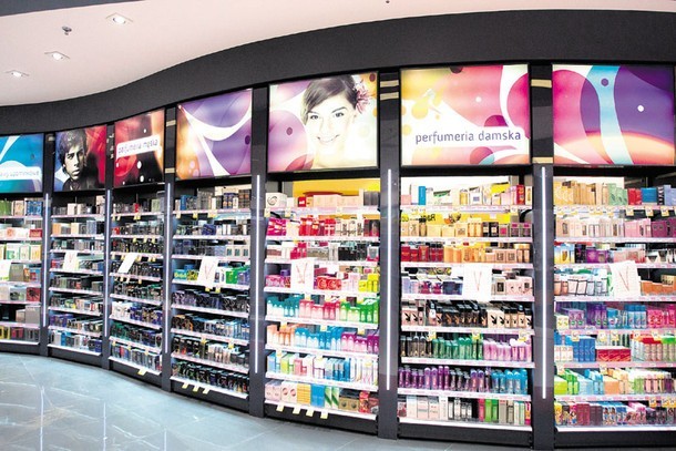 Wakacyjne wyprzedaże w drogeriach to okazja do kupienia idealnych kosmetyków na lato w promocyjnych cenach.
