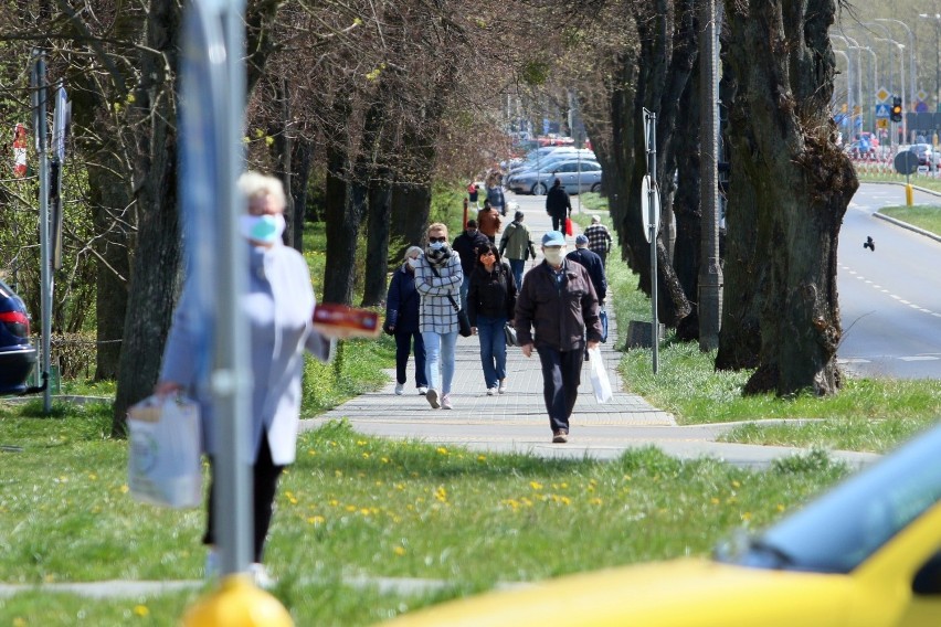 Lublin i Świdnik w maskach. Mieszkańcy stosują się do nakazu zakrywania nosa i ust 